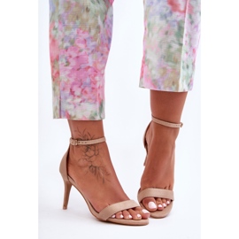 Klassische Wildledersandalen auf einem beigen Tossa High Heel 2