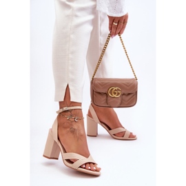 Klassische Ledersandalen mit beigem Zipola-Absatz 1