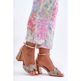 Sandalen mit niedrigem Absatz und Strasssteinen in Roségold von Monra golden 1