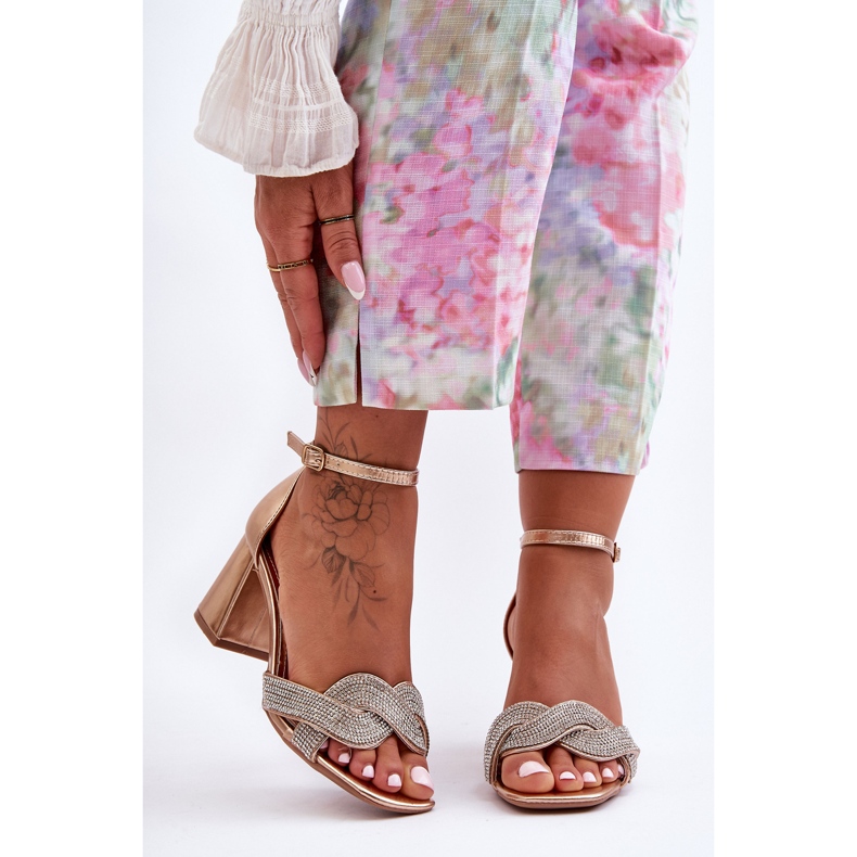 Sandalen mit niedrigem Absatz und Strasssteinen in Roségold von Monra golden 2