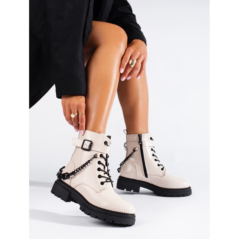 Beige lackierte Arbeiterstiefel mit Shelovet-Kette 1