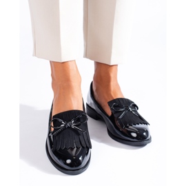 Schwarze Lack-Loafer von Shelovet mit Quasten 1