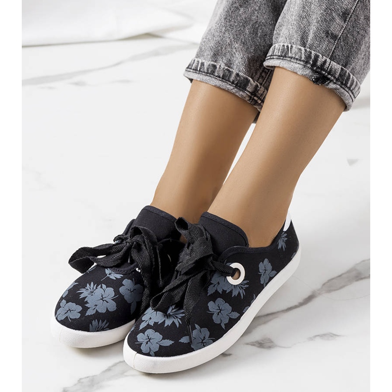 Schwarze Sneakers mit Blumenmuster von Hurstie 1