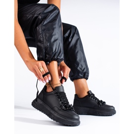 Schwarze Damensneaker mit einer Shelovet-Kette 1