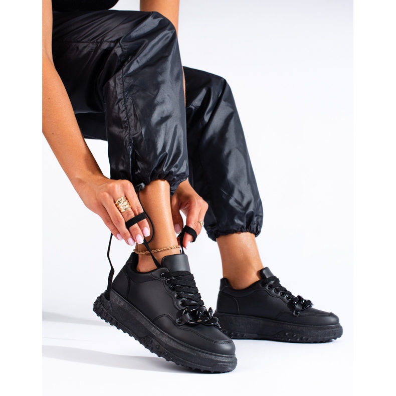 Schwarze Damensneaker mit einer Shelovet-Kette 1