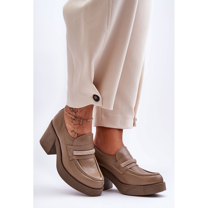 Lemar Leder-Brogues mit Absatz und Verzierung in dunkelbeigem Gelanor 1