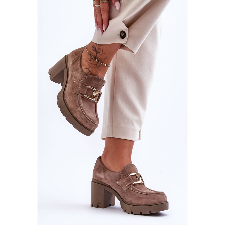 Lemar Elegante Schuhe von Harmell in Dunkelbeige auf einer Säule mit goldener Verzierung 1