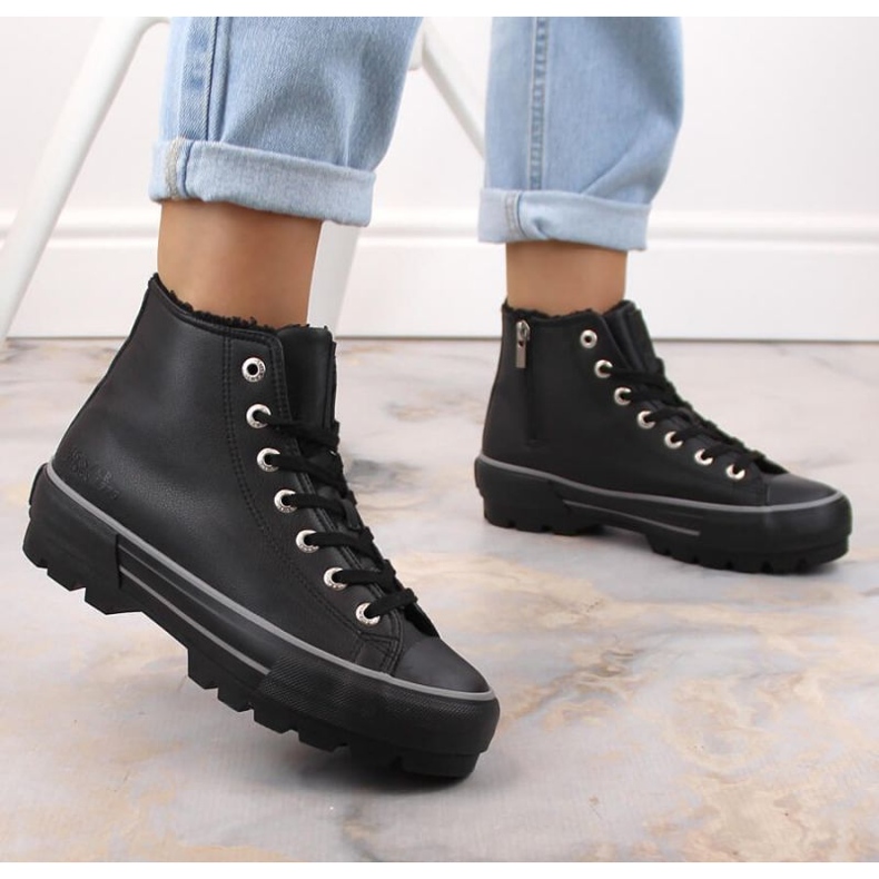 Isolierte Sneakers auf der Plattform Big Star W INT1903C schwarz 2