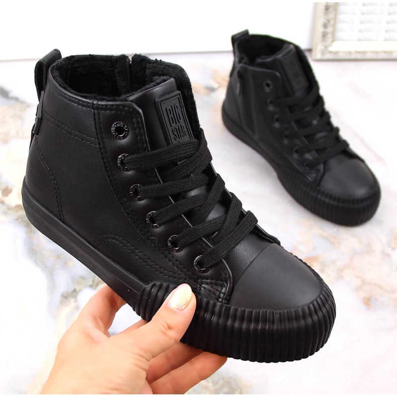 Isolierte Kinder-Sneaker mit Schnürsenkeln und Reißverschlüssen schwarz Big Star MM374014 1