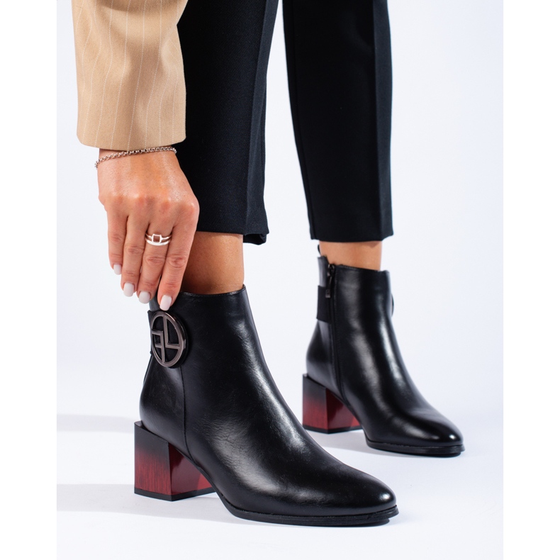 W. Potocki Schwarze Damenstiefel am Potocki-Pfosten 1