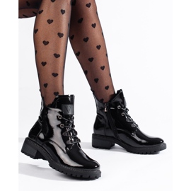 Schwarz lackierte Damenstiefel von Vinceza 1