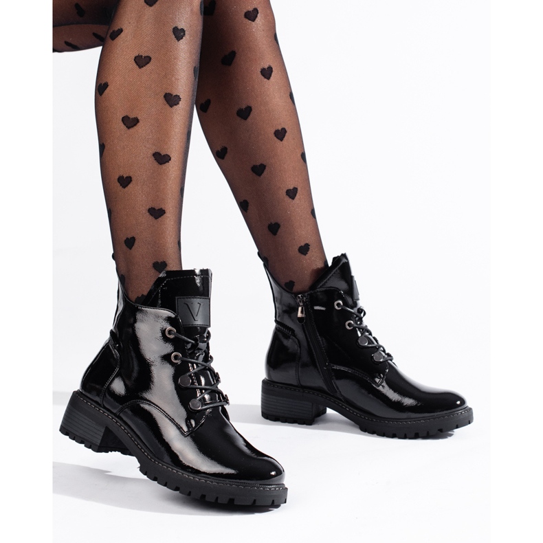 Schwarz lackierte Damenstiefel von Vinceza 1