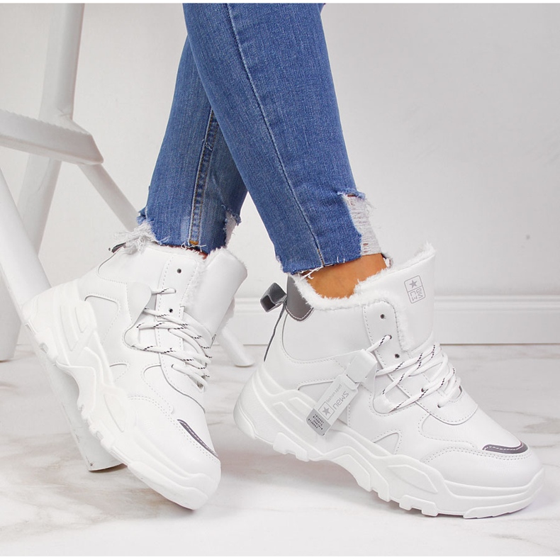 Isolierte Damen-Sneaker mit dicker Sohle in Weiß NEWS 1