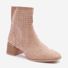 Durchbrochene Wildlederstiefel mit hohem Absatz und beige Perlen 1