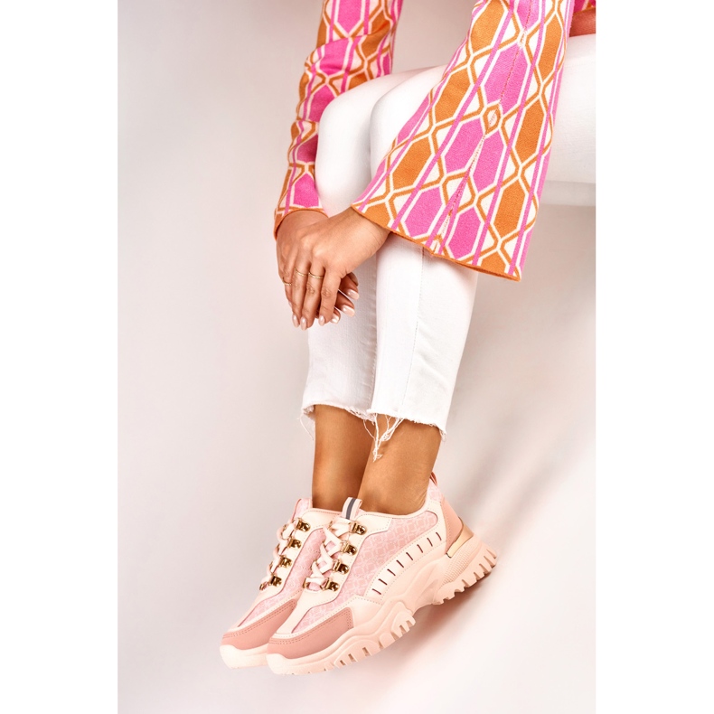 Rosa Damen-Sneaker mit goldenen Accessoires 1
