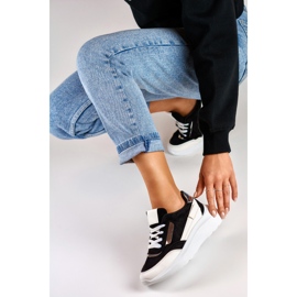 Schwarze Sportschuhe mit weißer Sohle 1