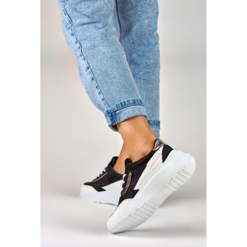 Schwarze Sportschuhe mit weißer Sohle 2