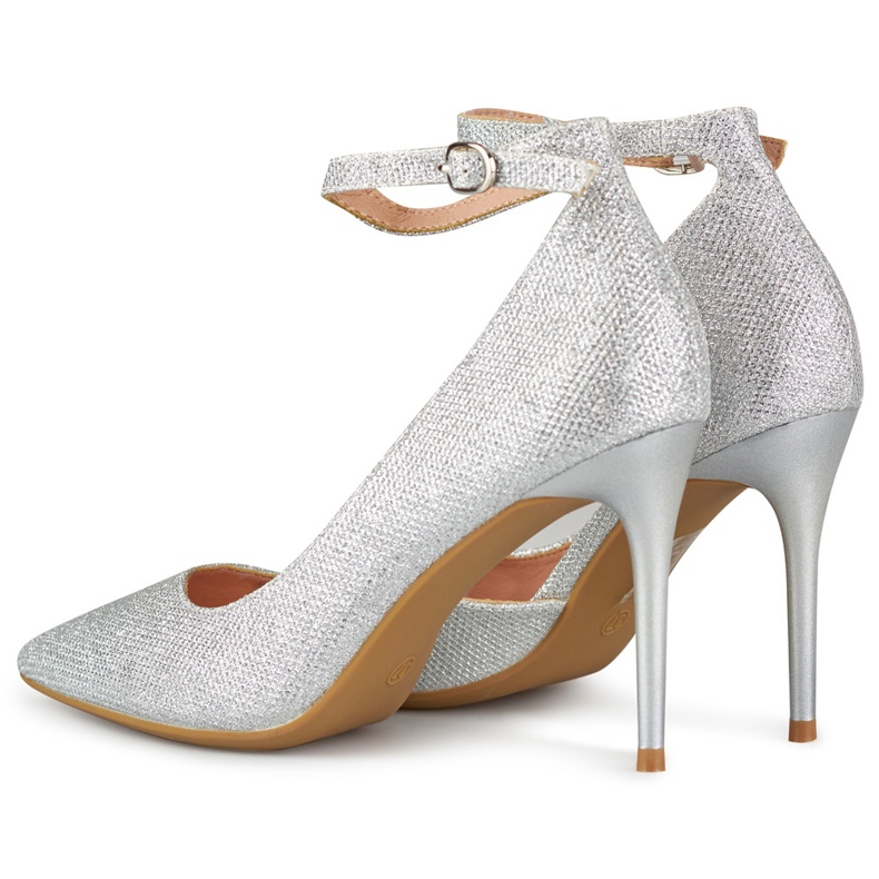 Glänzende silberne Stifte am Knöchel befestigt silber- 1