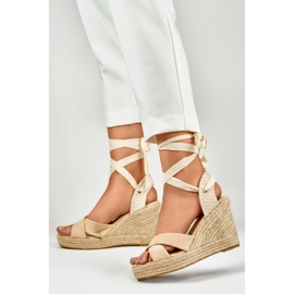 Beige Damensandalen auf der Plattform 2
