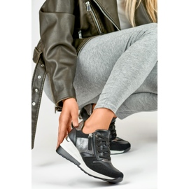 Schwarze Sportschuhe mit Keilabsatz 1