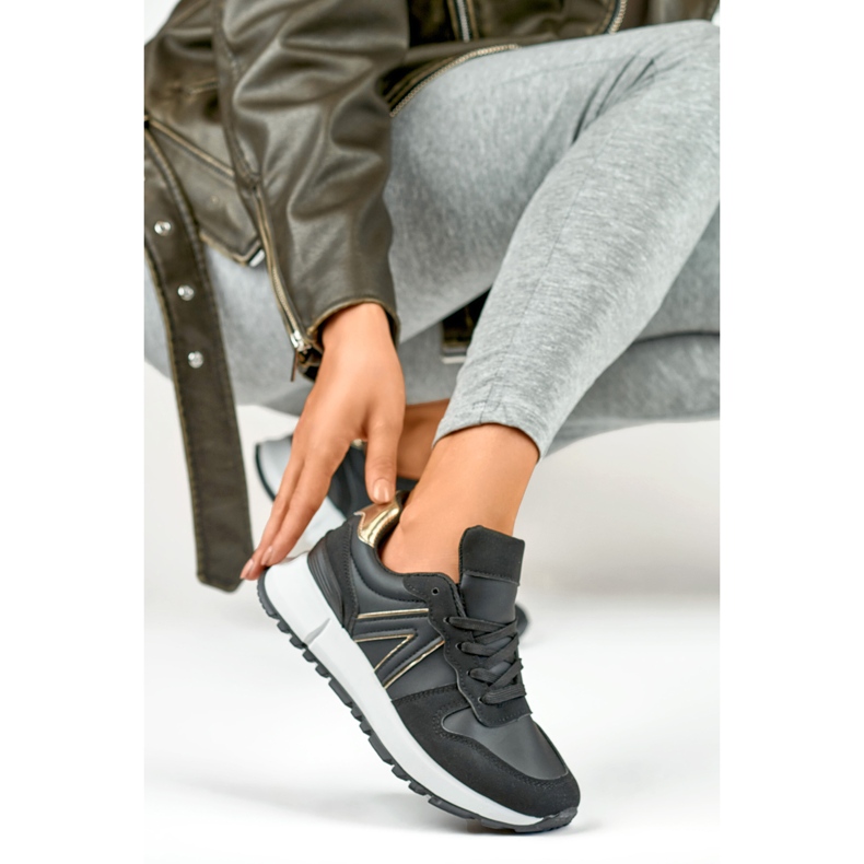Schwarze Damen-Sneaker mit goldenem Zusatz 1