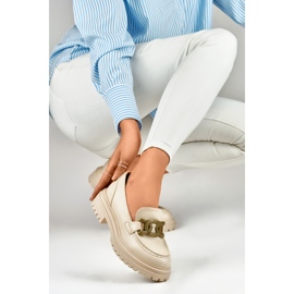 Beigefarbene Slipper mit goldener Schnalle 1