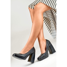 Schwarze Pumps auf breitem High Heel 1