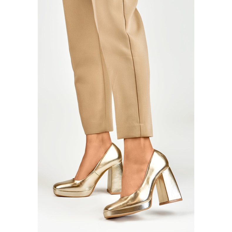 Goldene Pumps auf breitem High-Heel 2
