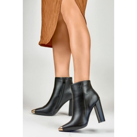 Schwarze Damenstiefel mit dekorativer Spitze 2