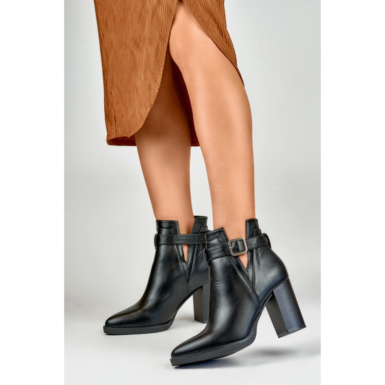 Schwarze Damenstiefel mit Ausschnitten auf einem Pfosten beige 2