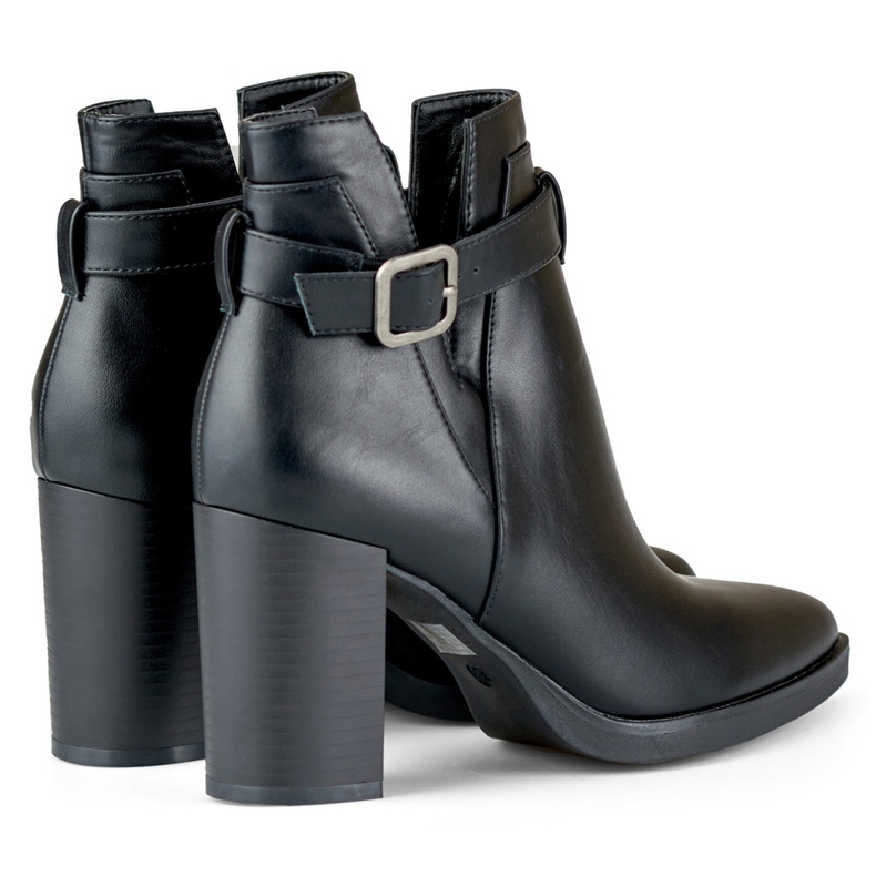 Schwarze Damenstiefel mit Ausschnitten auf einem Pfosten beige 1