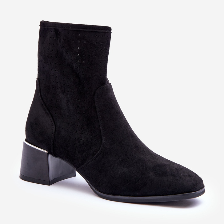 Durchbrochene Wildlederstiefel mit hohem Absatz und schwarzen Perlen 1