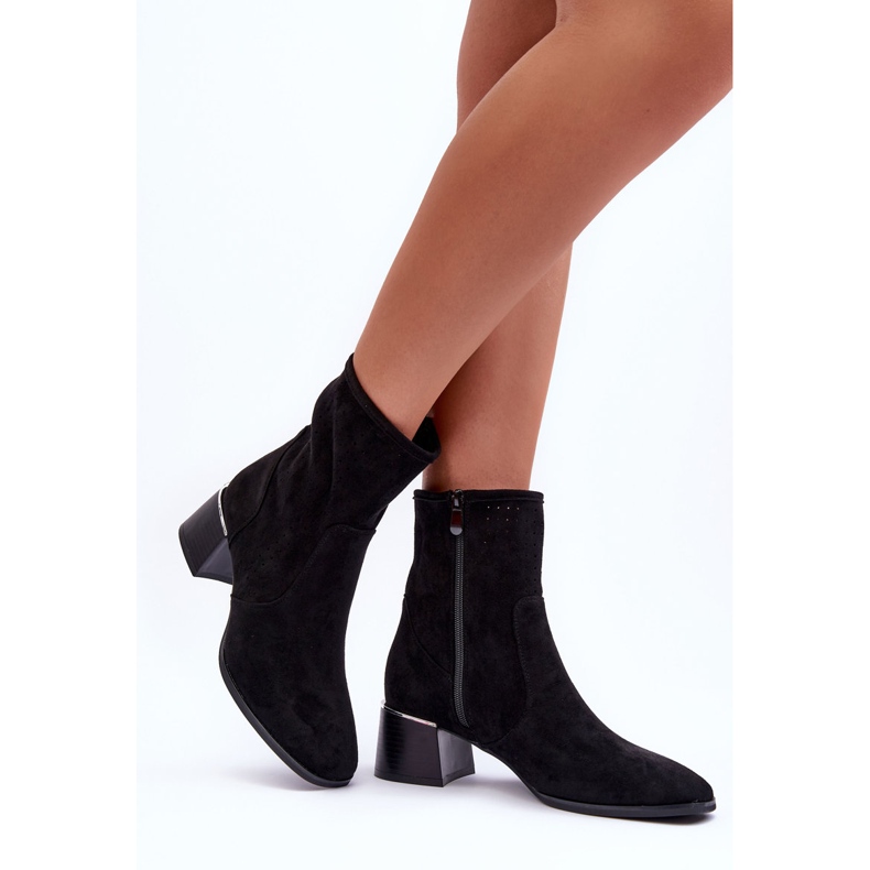 Durchbrochene Wildlederstiefel mit hohem Absatz und schwarzen Perlen 2