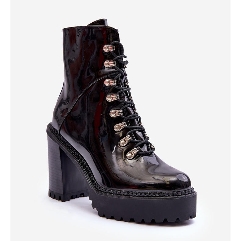 Lackierte Stiefel mit klobigem Absatz in Schwarz von Ikeshia 1