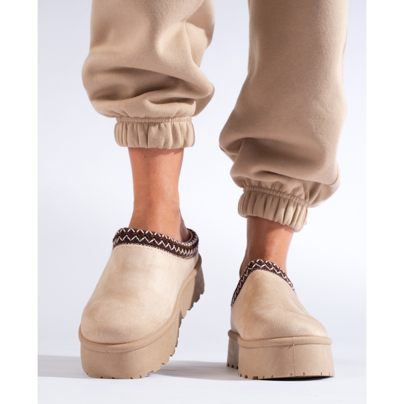 Beige Wildlederpantoffeln mit dicken Sohlen von Shelovet 1