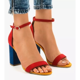 Rote und marineblaue Sandalen auf einem Pfosten mit einer Schnalle 0280-135 1