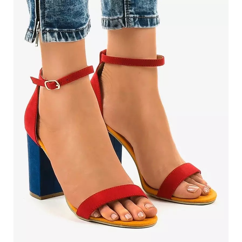 Rote und marineblaue Sandalen auf einem Pfosten mit einer Schnalle 0280-135 1