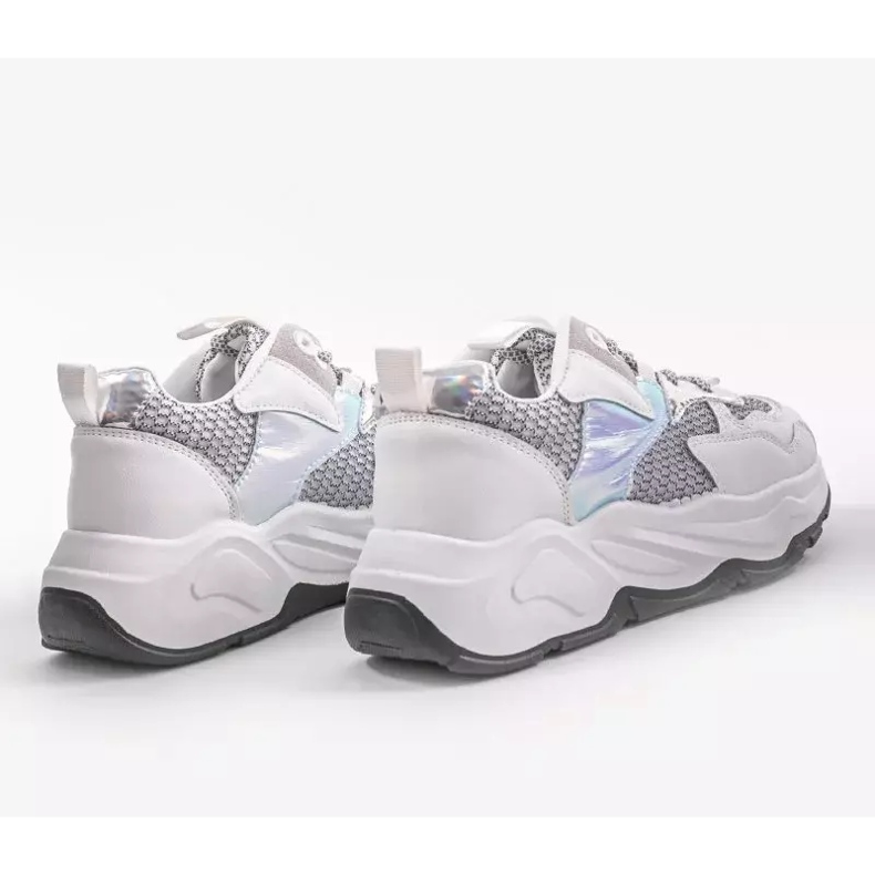 Weiße Sport-Sneaker mit grauen RAL-63 Einsätzen 2