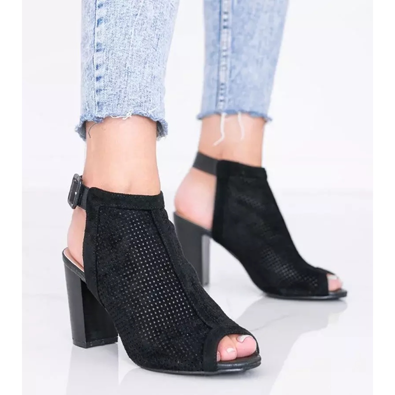 Schwarze durchbrochene Sandalen am Veronika-Pfosten 1