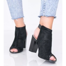 Schwarze durchbrochene Sandalen am Veronika-Pfosten 2