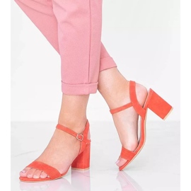 Orangefarbene Sandalen am Lauren-Pfosten 2