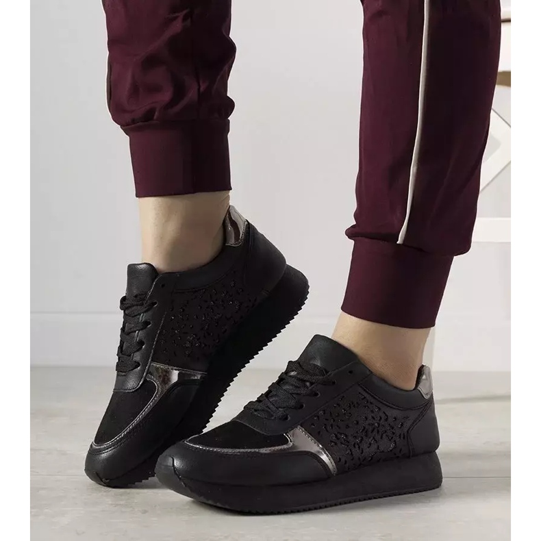 Schwarze Sport-Sneaker mit durchbrochenem Festival-Muster 1