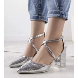 Silberne Pumps auf einem Strutt-Pfosten silber- 1