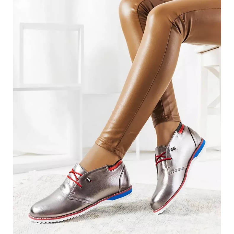 Silberne Damenschuhe von Reyes 2