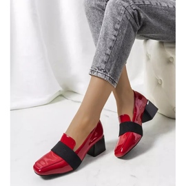 Rot lackierte Schuhe auf dem Pfosten von Tammy 2