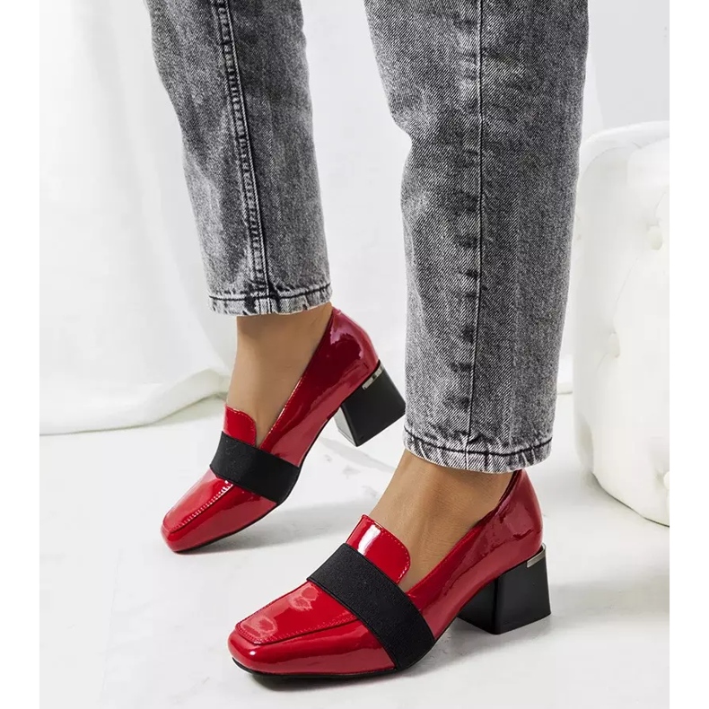 Rot lackierte Schuhe auf dem Pfosten von Tammy 1