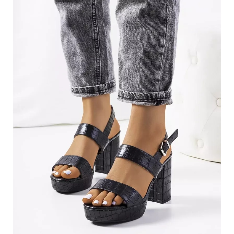 Schwarze Sandalen auf dem Liv-Posten 1