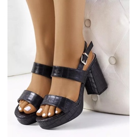 Schwarze Sandalen auf dem Liv-Posten 2