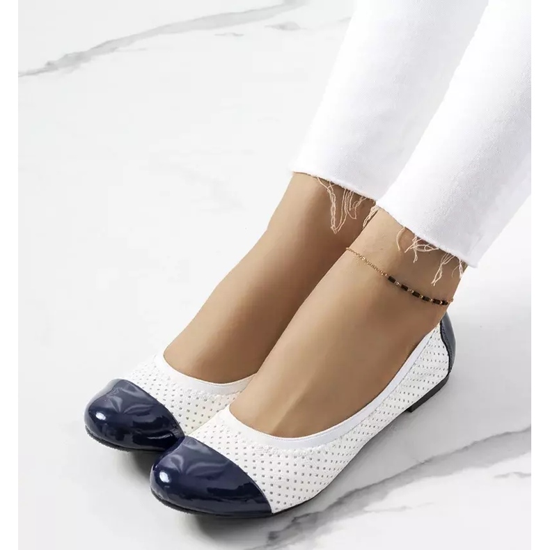 Weiße durchbrochene Ballerinas von Rinne marineblau 1