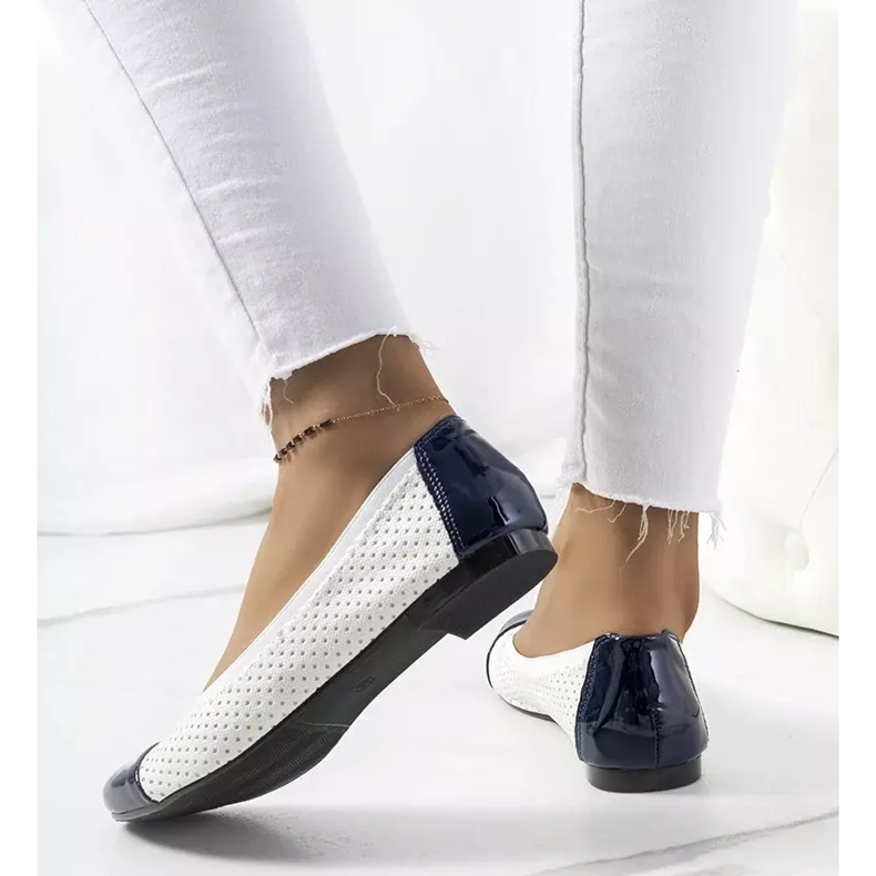 Weiße durchbrochene Ballerinas von Rinne marineblau 2